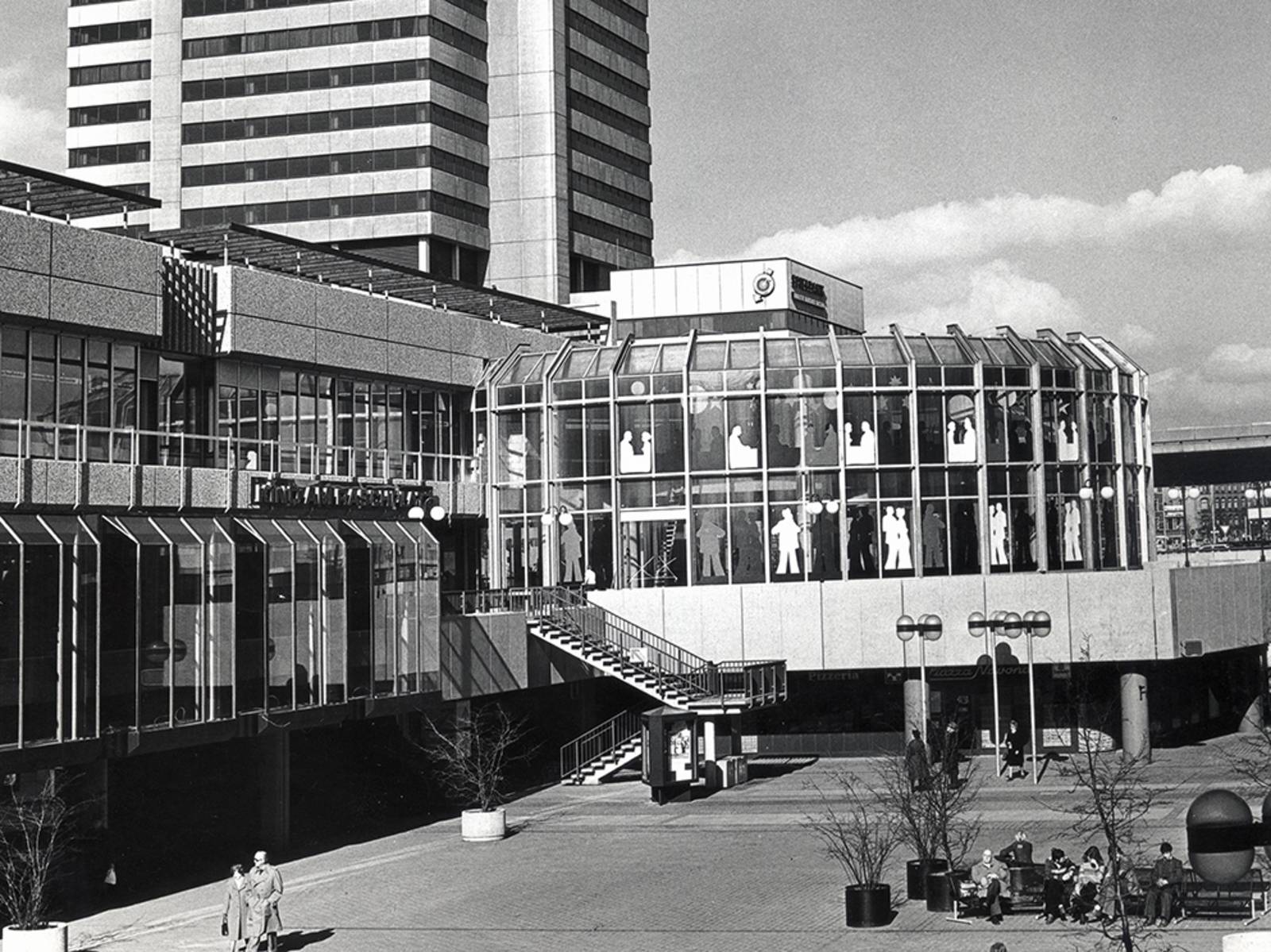 Raschplatz (Kino am Raschplatz) mit Passarelle und Bredero-Hochhaus an der Lister Meile. Foto  (Ausschnitt) von Hans Wagner, 02.1978